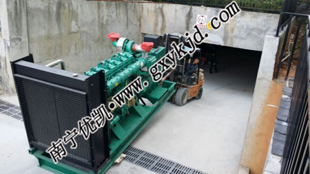 南寧優(yōu)凱在現(xiàn)場(chǎng)裝卸玉柴800KW發(fā)電機(jī)組